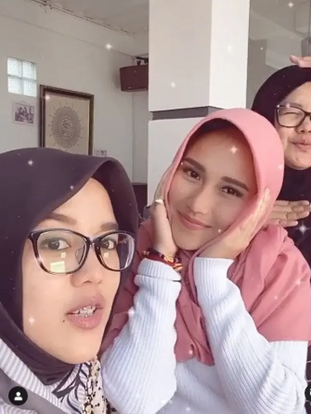 7 Potret Ayu Ting Ting saat Pakai Hijab, Bikin Pangling Netizen