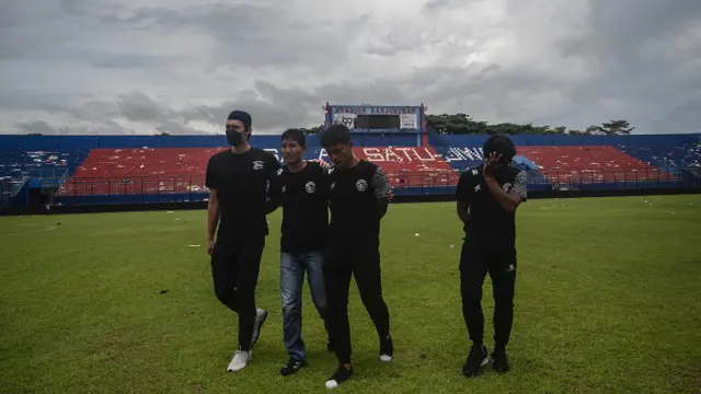Foto: Tangisan Pemain dan Ofisial Tim Arema FC Pecah Ketika Menginjakkan Kaki di Stadion Kanjuruhan
