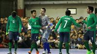 Timnas Futsal Indonesia saat melawan klub Pelindo FC pada laga uji coba di Tifosi Sport Center, Kalimalang, Jakarta Timur, (13/1/2017). (Bola.com/Nicklas Hanoatubun) 