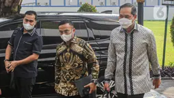 Mantan Menteri Perdagangan (Mendag) Muhammad Lutfi berjalan memasuki ruang pemeriksaan di Gedung Bundar Kejaksaan Agung (Kejagung), Jakarta Selatan, Rabu (22/6/2022). Muhammad Lutfi tidak banyak menyampaikan pernyataan perihal kedatangannya ke Kejagung. Dia langsung berlalu dan siap kooperatif dalam pemeriksaannya terkait penanganan kasus mafia minyak goreng. (Liputan6.com/Faizal Fanani)