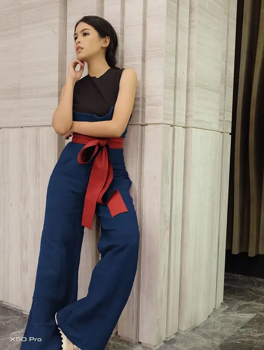 Tidak banyak elemen yang dipadukan. Ia memilih key item yang tegas.