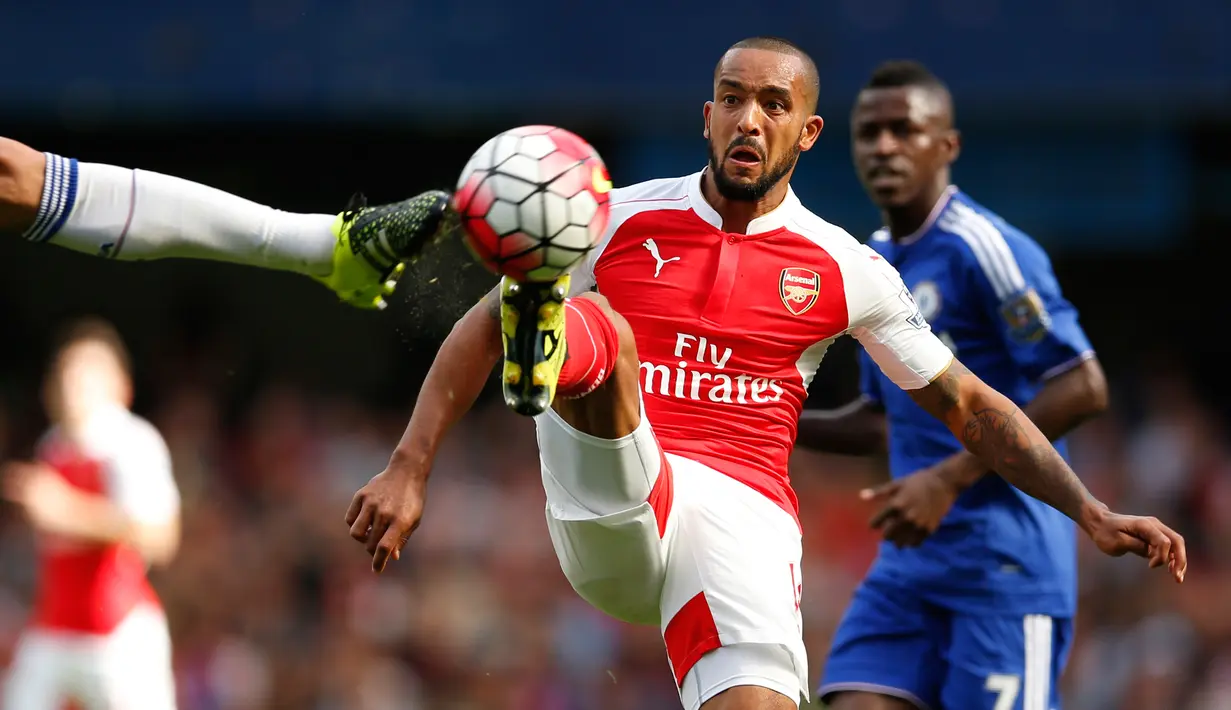 Aksi pemain Arsenal Theo Walcott saat laga Arsenal vs Chelsea di Stamford Bridge, Sabtu (19/9/2015). Chelsea keluar sebagai pemenang dengan skor 2-0. (Reuters/ John Sibley)