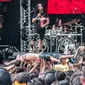 Band Metal asal Bandung, Burgerkill saat tampil dalam festival metal "Hammersonic 2017" di Ecopark Ancol, Jakarta, Minggu (7/5). Hajatan musik bagi para metalheads ini akan ditutup oleh penampilan Megadeath. (Liputan6.com/Gempur M. Surya)