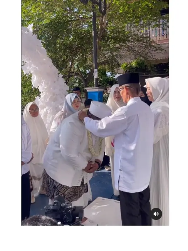 8 Momen Pernikahan Tommy Kaganangan 'May Gondrong Ronaldowati', Penuh Haru Bahagia
