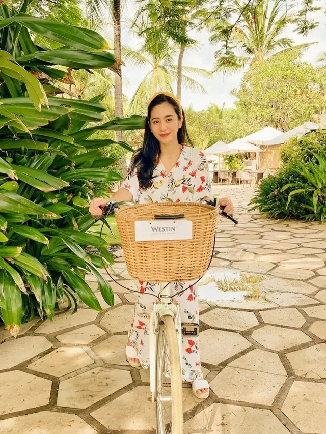 8 Potret Liburan Bunga Zainal dengan Keluarga di Bali, Tetap Stylish