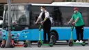 Warga mengendarai sebuah skuter di jalan di Istanbul, 16 September 2020. Pandemi COVID-19 menghidupkan kembali tren skuter listrik di dunia, tetapi meningkatnya cedera dan kecelakaan lalu lintas di Turki akibat pengguna gegabah telah mendorong pemerintah membuat peraturan ketat. (Xinhua/Osman Orsal)