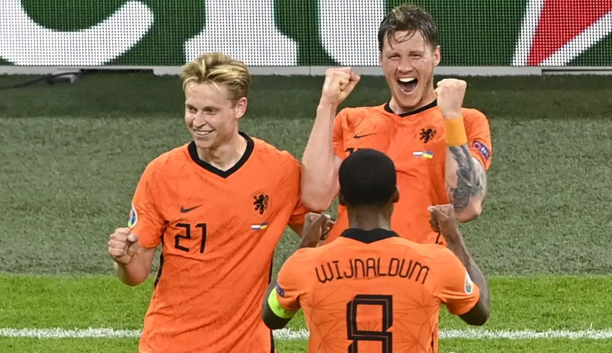 Pada menit ke-58, Belanda mampu menjauhkan kedudukan menjadi 2-0 berkat aksi dari sepakan Weghorst yang memaksa Bushchan untuk memungut bola dari gawangnya kali ke dua. (Foto: AP/Pool/Olaf Kraak)