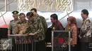 Presiden RI Joko Widodo menandatangani dokumen saat pembukaan perdagangan saham 2016 di Jakarta, Senin (4/1). Secara tahunan  IHSG turun sebanyak 633,94 poin atau 12,13 persen dibanding penutupan tahun 2014. (Liputan6.com/Angga Yuniar)