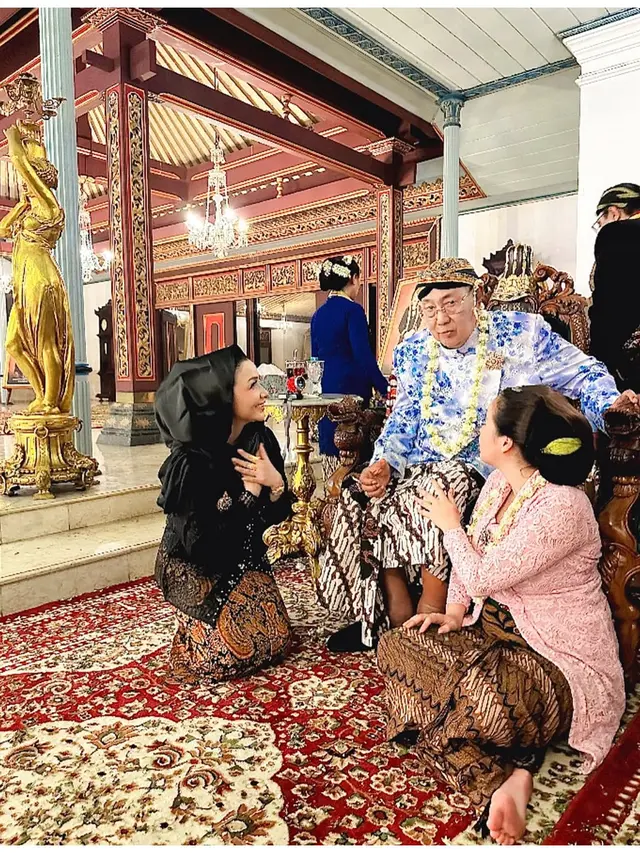 5 Potret Roro Fitria Kenang Sowan Pakubuwono XIII, Sampaikan Belasungkawa