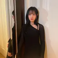 Ia nampak mengenakan midi dress asimetris hitam dari Dior dengan lengan see through. [@geewonii]