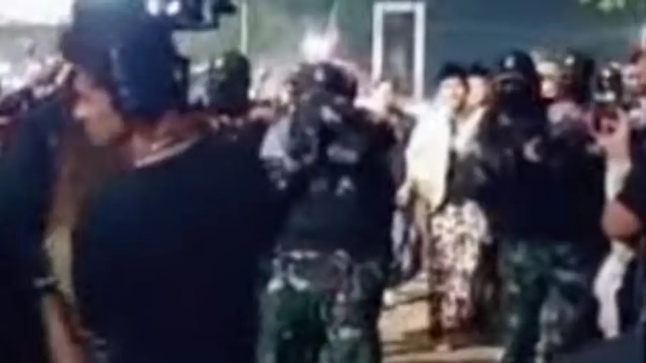 Pengawalan Gus Iqdam oleh TNI yang bikin heboh medsos. (Foto: SS YT-Istimewa)