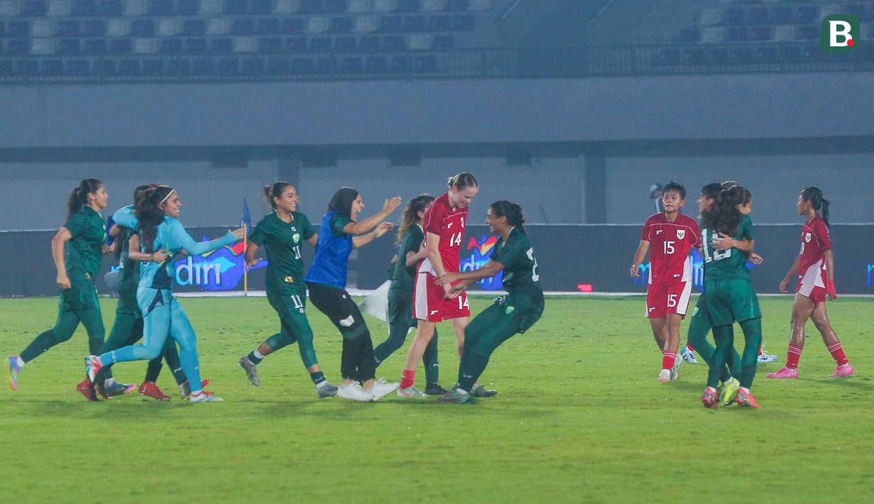 Timnas Indonesia Putri menelan kekalahan menyakitan dua gol tanpa balas dari Pakistan dalam laga kedua Grup D Kualifikasi Piala Asia Putri 2026. (Bola.com/M Iqbal Ichsan)