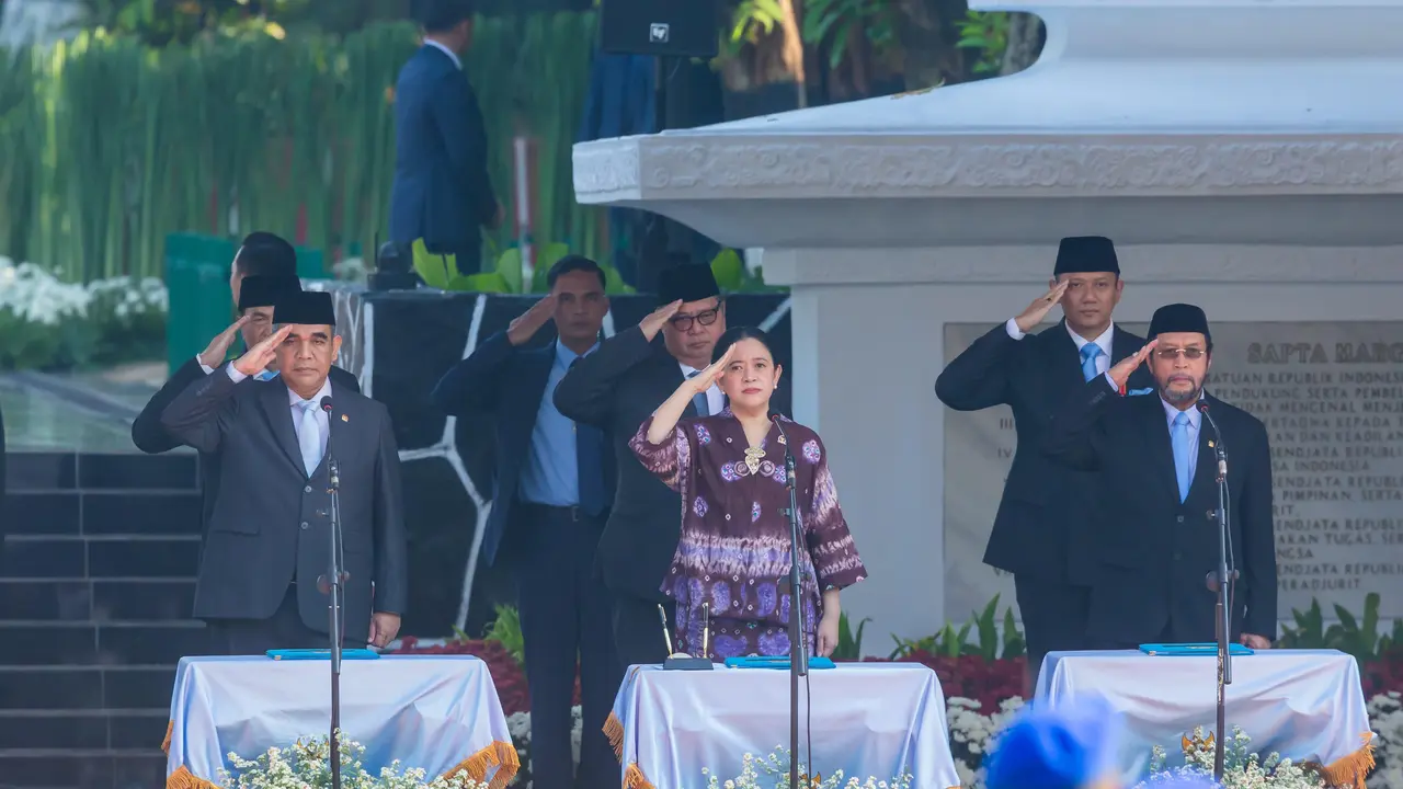 Ketua DPR Puan Maharani (tengah) saat mengikuti  upacara Hari Kesaktian Pancasila di Lubang Buaya, Jakarta Timur (1/10/2025), Puan terlihat memberi hormat tangan saat pengibaran Bendera Merah Putih. (Istimewa)