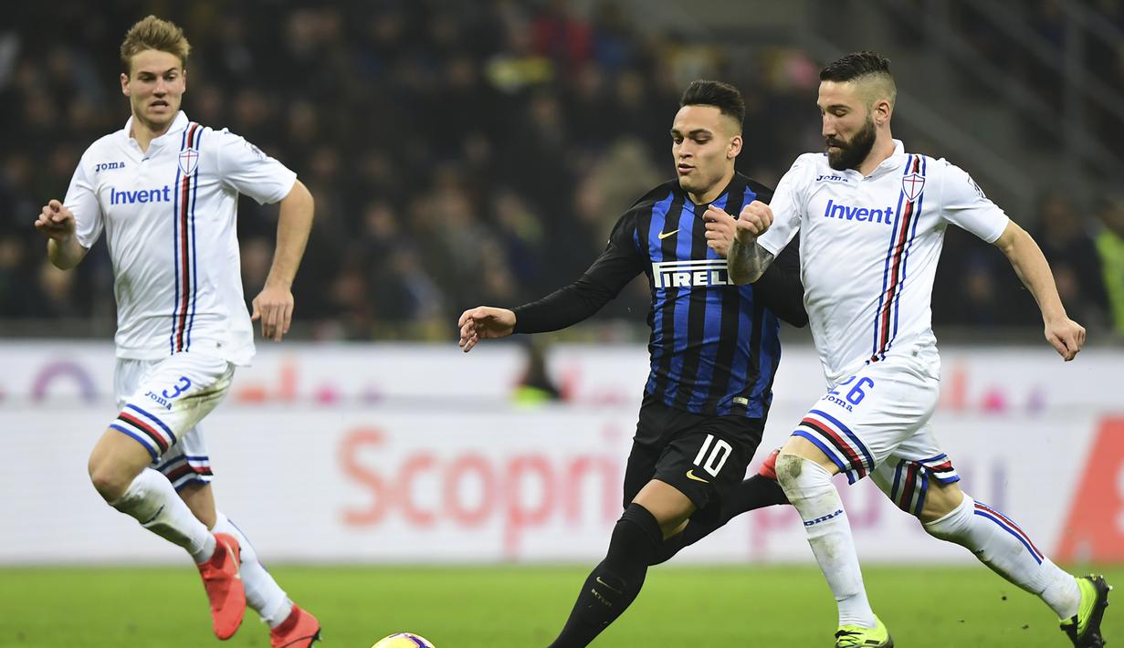 Aksi bomber Inter Milan, Lautaro Martinez pada laga lanjutan Liga Italia Serie A yang berlangsung di stadion Giuseppe Meazza, Milan, Senin (18/2). Inter Milan menang 2-1 atas Sampdoria. (AFP/Miguel Medina)