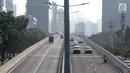 Pengendara sepeda motor melintasi Jalan Layang Non-Tol (JLNT) Kampung Melayu-Tanah Abang, Jakarta, Kamis (30/8). Meski berulang kali ditertibkan, sejumlah pemotor tetap nekat melintasi jalur khusus mobil tersebut. (Liputan6.com/Immanuel Antonius)