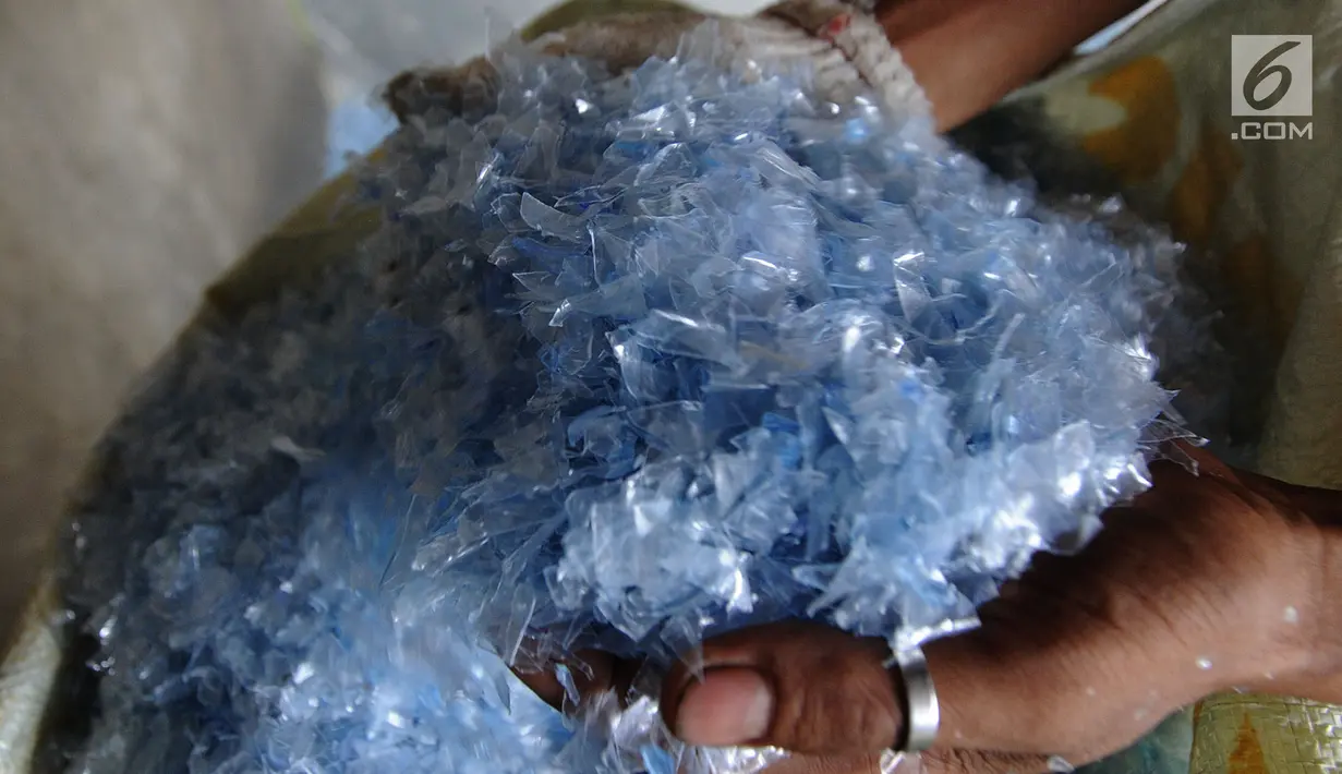 Pekerja menunjukkan sampah plastik olahan di sebuah pabrik kawasan Kapuk, Cengkareng, Jakarta, Selasa (17/9/2019). Pabrik mengolah sampah plastik menjadi recycle untuk kemudian dijual ke pabrik-pabrik yang lebih besar. (merdeka.com/Arie Basuki)