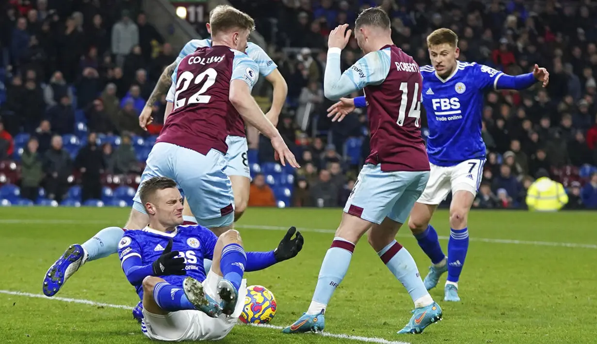 Pemain Leicester City Jamie Vardy duduk di tanah setelah kehilangan bola dari pemain Burnley Nathan Collins pada pertandingan Liga Inggris di Stadion Turf Moor, Burnley, Inggris, 1 Maret 2022. Leicester City menang 2-0. (AP Photo/Jon Super)