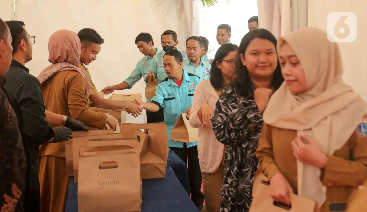 Usai bersalaman, para ASN menuju tenda di samping Pendopo Balai Kota untuk mengambil bingkisan Lebaran 2024 yang disediakan Pemprov DKI Jakarta. (Liputan6.com/Herman Zakharia)