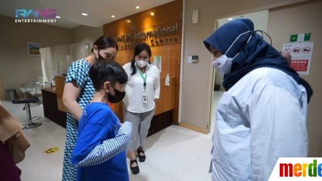 Rafathar saat dibawa Nagita Slavina ke Rumah Sakit