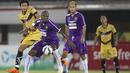 Pemain Persita, Bruno Kasmir berusaha menghadang pemain Mitra Kukar, Rizky Pellu pada laga Piala Presiden di Stadion Dipta, Bali, Minggu (30/8/2015). (Bola.com/Vitalis Yogi Trisna)