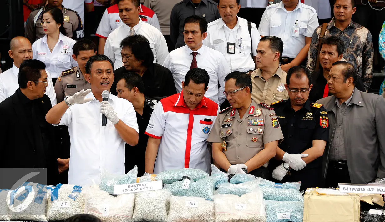 Ditresnarkoba Polda Metro Jaya berhasil mengamankan 47kg shabu dan 520 ribu butir ekstasy dari jenis terbaik, Jakarta, Rabu (7/10/2015). Barang bukti diamankan dari 4 orang tersangka yang 2 diantaranya warga negara asing. (Liputan6.com/Yoppy Renato)