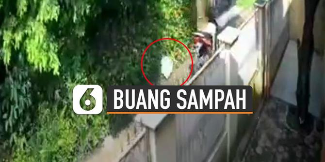 VIDEO: Nekat, Pengendara Motor Buang Sampah Sembarangan di Depan Rumah Orang