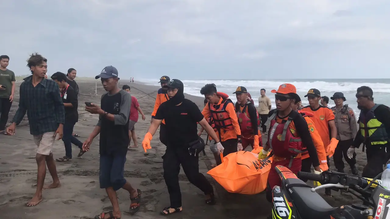 Jenazah wisatawan korban terseret ombak di pantai selatan Kebumen ditemukan. (Foto: Liputan6.com/Basarnas)