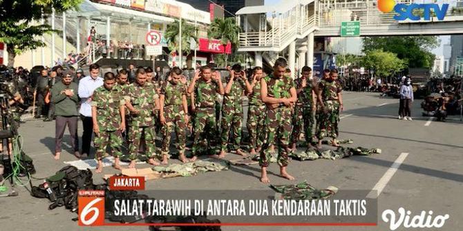 Sisi Lain TNI-Polri Saat Ramadan di Depan Bawaslu