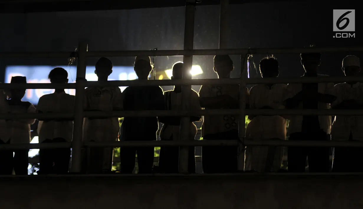 Jemaah melaksanakan salat tarawih di atas Jembatan Penyebrangan Orang (JPO) Mushola Mifhtaul Jannah di Kawasan Pasar Gembrong, Jakarta, 5 Mei 2019. JPO yang biasa digunakan untuk akses menyeberang mendadak jadi area ibadah salat tarawih pada bulan suci Ramadan 1440 H. (merdeka.com/Iqbal S. Nugroho)