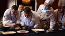 Para tamu melakukan penilaian hidangan yang dimasak oleh kontestan dalam kompetisi keterampilan kuliner Sichuan yang diselenggarakan oleh Federasi Industri Katering China Sedunia di Meishan, Provinsi Sichuan, China barat daya (16/11/2020). (Xinhua/Jiang Hongjing)