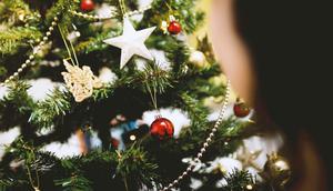 Ilustrasi Natal, pohon Natal. (Photo by J&Eacute;SHOOTS/Pexels)