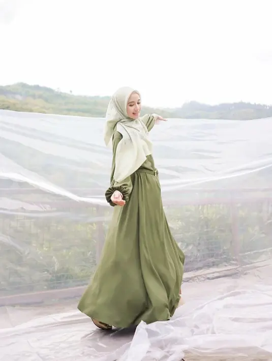 Setelah kepulangan dari ibadah Umrah untuk yang keempat kalinya, Bella akhirnya bulat memutuskan berhijab. Ternyata, semua berawal dari pertemuan dan obrolannya dengan salah seorang ustad. (Instagram/laudyacynthiabella)