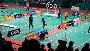 Suasana Festival SenengMinton Magelang 2025 di GOR Djarum Magelang, Kamis (11/12/2025). Ada 480 siswa kelas 1 hingga kelas 3 dari 16 Sekolah Dasar (SD) dan Madrasah Ibtidaiyah (MI) di Magelang ambil bagian dalam perlombaan berunsur bulutangkis tersebut. (Bola.com/Dok. Bakti Olahraga Djarum Foundation)