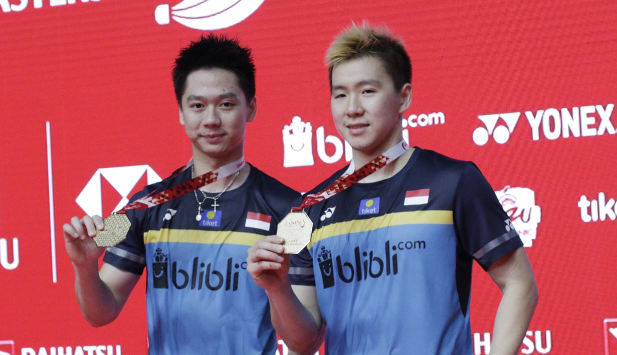 Pasangan Indonesia, Kevin Sanjaya/Marcus Gideon, melakukan selebrasi usai menjuarai Indonesia Masters 2019 dengan mengalahkan Mohammad Ahsan/Hendra Setiawan di Istora, Minggu (27/1). Kevin/Marcus menang 21-17, 21-11. (Bola.com/M Iqbal Ichsan)