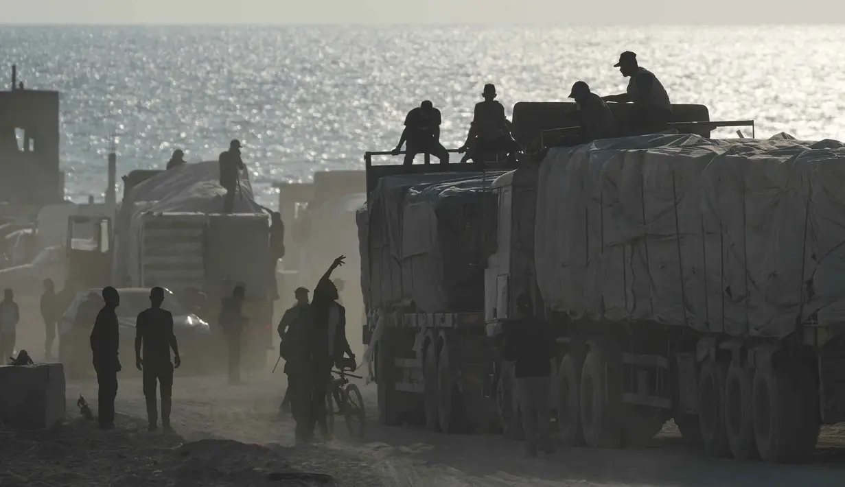 Meski penyeberangan Zikim telah dibuka, PBB dan organisasi bantuan internasional terus menyerukan agar semua penyeberangan dibuka tanpa hambatan untuk mengatasi kebutuhan kemanusiaan yang sangat besar di seluruh Jalur Gaza. Tampak dalam foto, truk-truk yang mengangkut bantuan kemanusiaan melintasi Kota Gaza setelah masuk dari Israel melalui pos perbatasan Zikim di bagian utara Jalur Gaza, Kamis 13 November 2025. (AP Photo/Jehad Alshrafi)