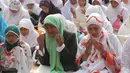 Suasna haru mewarnai doa bersama usai melaksanakan Salat Istisqo di Halaman Masjid Istiqlal, Jakarta, Minggu (1/11/2015). Indonesia kini sedang mengalami kemarau berkepanjangan. (Liputan6.com/Angga Yuniar) 