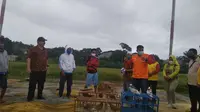 Unsur tiga pilar memberikan masker kepada penghobi burung merpati kolongan di lapak BAH 1, Bantargebang, Kota Bekasi, Jawa Barat. (Foto: Liputan6.com/Bam Sinulingga)