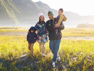 Kebersamaan Andien Aisyah dan keluarga di Bromo, Jawa Timur. (Foto: Instgaram/ andienaisyah)