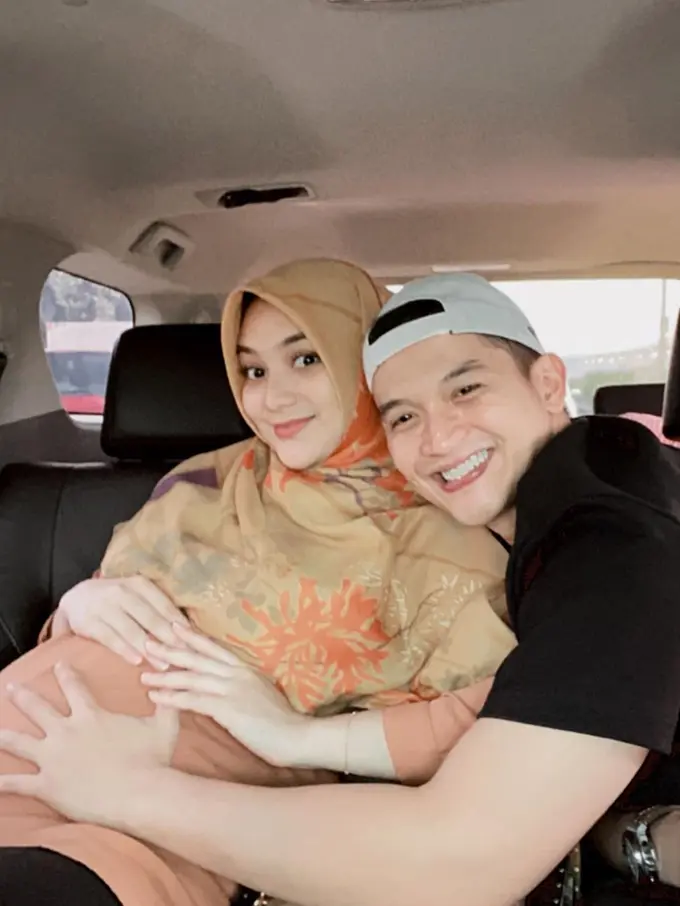 Segera Dikaruniai Anak, Ini 6 Potret Manis Rezky Aditya Peluk Baby Bump Citra Kirana