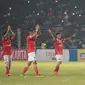 Para pemain Persija menyapa suporter usai menaklukan Persela 2-1 pada laga Torabika Soccer Championship 2016 di SUGBK, Jakarta, Jumat (13/5/2016). (Bola.com/Vitalis Yogi Trisna)