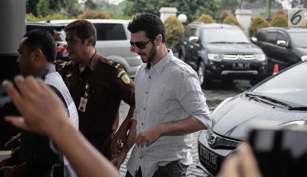 Aktor Fachri Albar tiba di Kejaksaan Negeri Jakarta Selatan, Kamis (19/4). Berkas kasus dugaan penyalahgunaan narkotika yang menjerat aktor Fachri Albar telah dinyatakan lengkap oleh kepolisian. (Liputan6.com/Faizal Fanani)