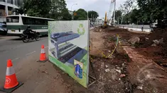 Suasana pembangunan Fly Over Ciledug - Tendean di Kebayoran Lama, Jakarta, Kamis, (12/3/2015). Agar lalu lintas lancar, Direktorat Lalu Lintas Polda Metro Jaya merencanakan rekayasa arus lalu lintas di kawasan tersebut (Liputan6.com/Johan Tallo)