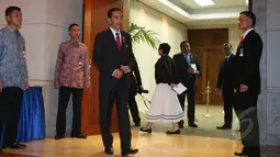 Presiden Joko Widodo menanti kedatangan PM Vietnam Truong Tang Sang di ruang Kakatua, Jakarta, Kamis (23/4/2015). Presiden Joko Widodo membahas pertahanan dan kawasan batas laut antar dua negara. (Liputan6.com/Herman Zakharia)