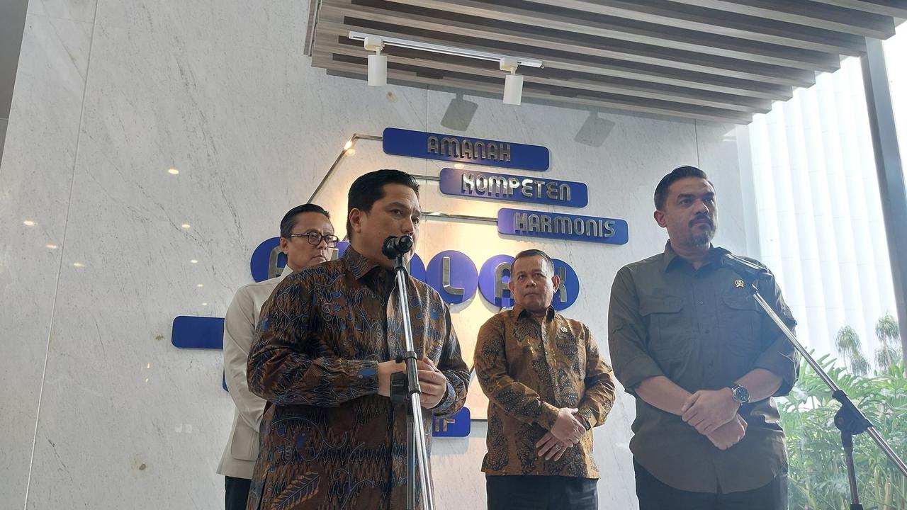 Menteri BUMN Erick Thohir dan Menteri UMKM Maman Abdurrahman menggelar konferensi pers di Kantor Kementerian BUMN, Jakarta, Selasa (17/12/2024). (Arief/Liputan6.com)