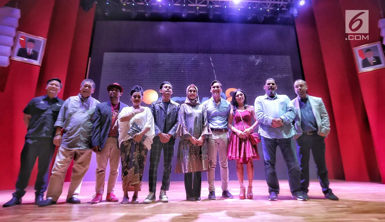 Deputy Director Programing David Suwarto (kiri), Aktor Deddy Mizwar (kedua kiri) bersama para pemain sinema wajah Indonesia berjudul ' Lubang Tikus' berpose bersama saat hadir dalam gala premiere di, Jakarta, Selasa (21/8). (Liputan6.com/Faizal Fanani)
