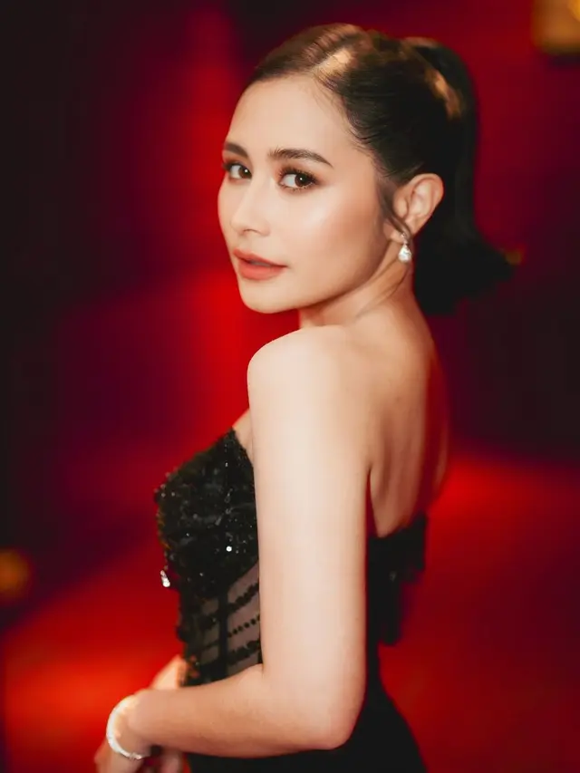 Prilly Latuconsina pakai dress hitam transparan (Instagram/prillylatuconsina96)