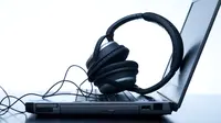 Zaman sekarang sekarang cenderung mendengarkan musik secara online dan digital. [Foto: omg-productions.com]