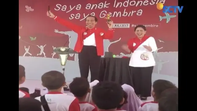 Presiden Jokowi hibur anak-anak dengan atraksi sulap di peringatan Hari Anak Nasional, di Pekanbaru, Riau.