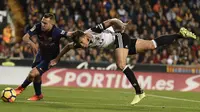 Bek Barcelona,, Jordi Alba, berebut bola dengan bek Valencia, Gbariel, pada laga La Liga Spanyol di Stadion Mestalla, Valencia, Minggu (26/11/2017). Kedua klub bermain imbang 1-1. (AFP/Jose Jordan)