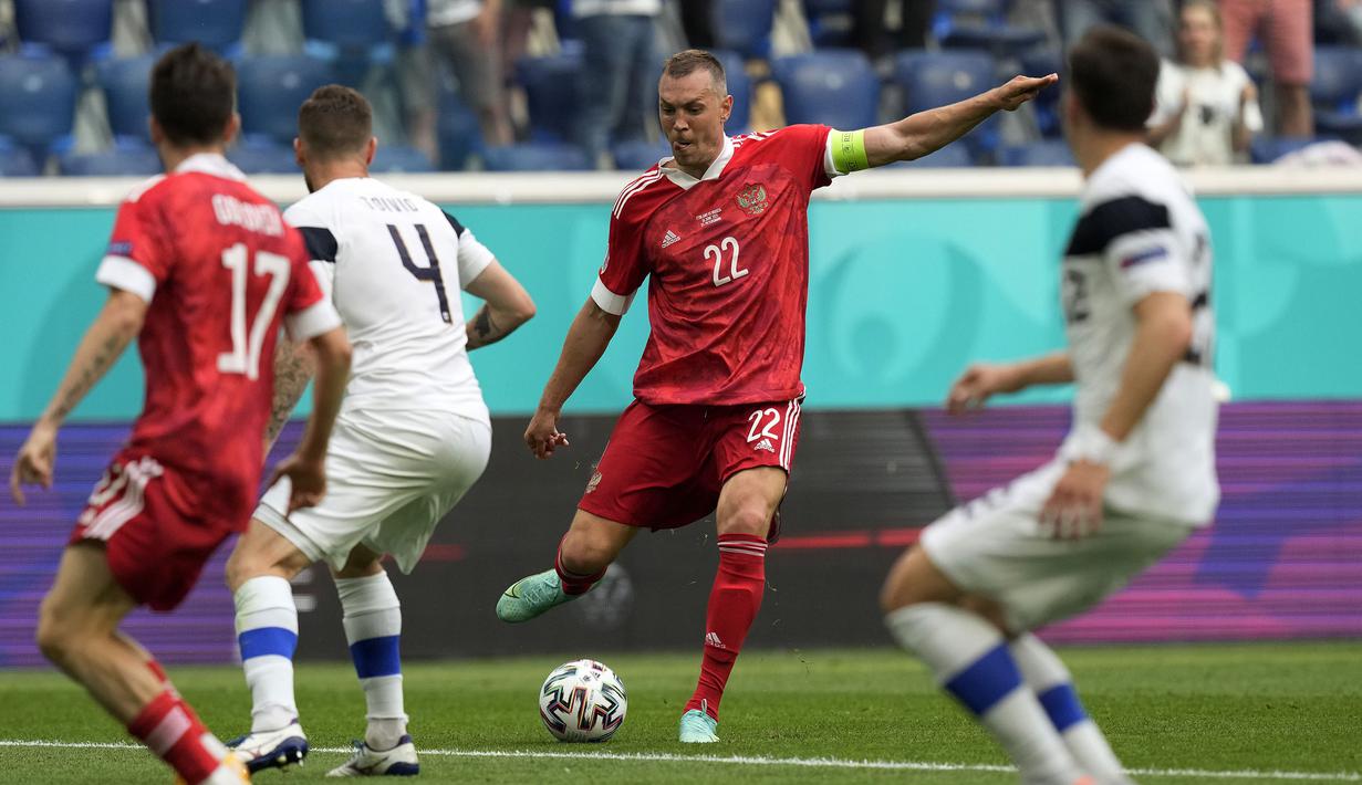 Pada menit ke-72, Rusia hampir menggandakan keunggulan lewat Dzyuba. Sayangnya tembakan melengkung yang ia lesatkan dari dalam kotak pinalti itu, masih dapat dipatahkan oleh Hradecky. (Foto: AP/Pool/Dmitri Lovetsky)